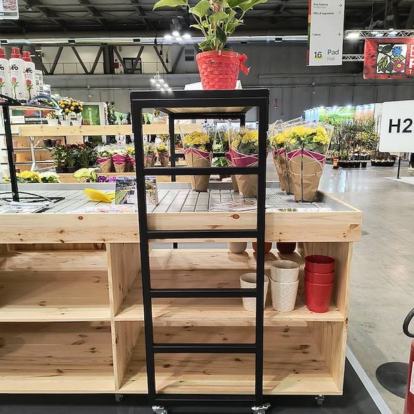 Estante elevado tipo puente en madera natural con marco de hierro pintado en negro